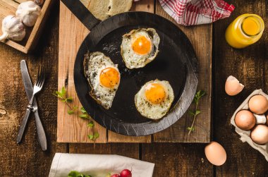 Yumurta kızarmış rustik tarzı