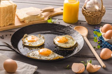 Yumurta kızarmış rustik tarzı