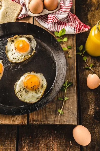 Жареные яйца в деревенском стиле — стоковое фото