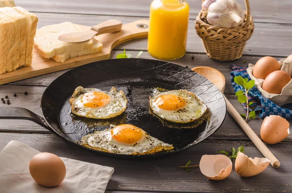 Eier im rustikalen Stil gebraten — Stockfoto