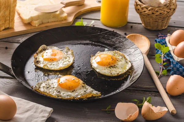 Jajka smażone w stylu rustykalnym — Zdjęcie stockowe