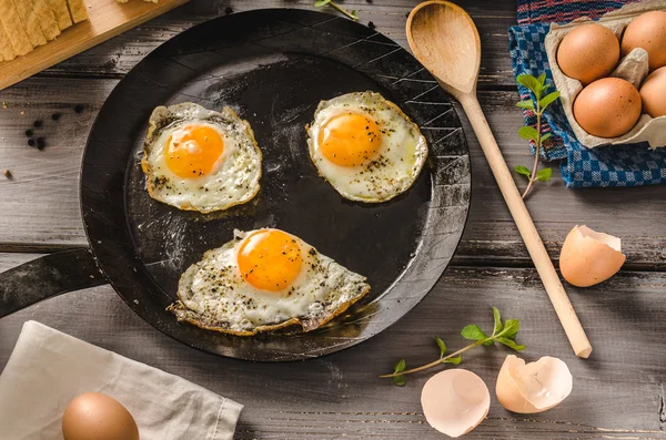 Telur goreng gaya pedesaan — Stok Foto