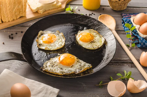 Jajka smażone w stylu rustykalnym — Zdjęcie stockowe