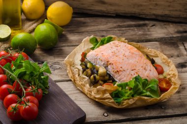 İkinci Bahar pastası içinde pişmiş somon