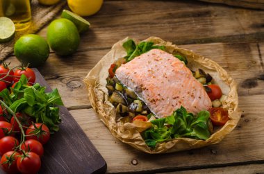 İkinci Bahar pastası içinde pişmiş somon