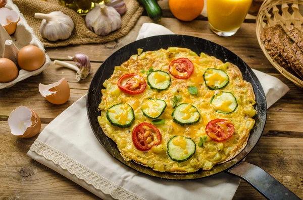 Gemüsefrittata lecker — Stockfoto