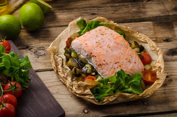 Zalm gebakken in papillote — Stockfoto