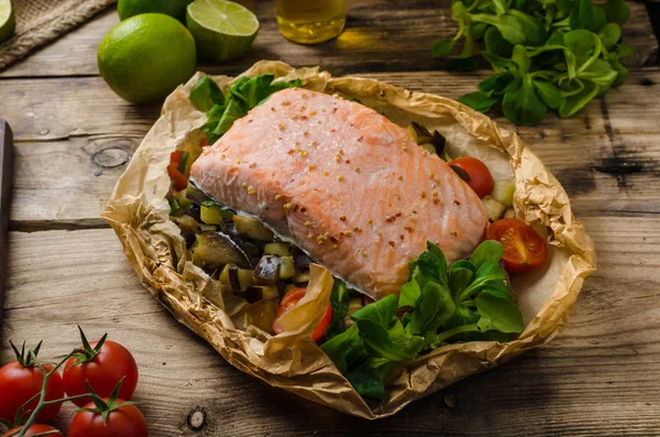 Zalm gebakken in papillote — Stockfoto