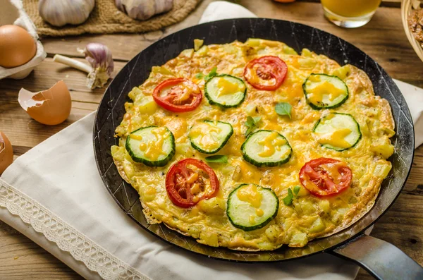 Gemüsefrittata lecker — Stockfoto