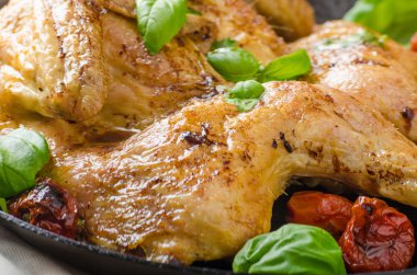 Fırında tavuk domates ve fesleğen demir Pan