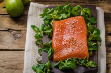 Taze somon salata ile