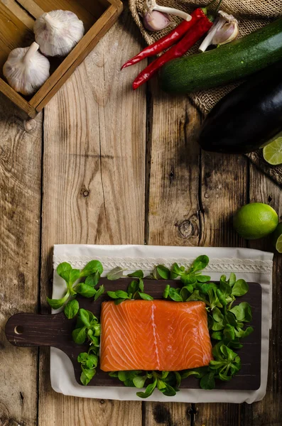 Salmón fresco con ensalada —  Fotos de Stock