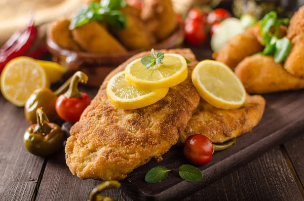 Schnitzel de pollo con croquetas — Foto de Stock