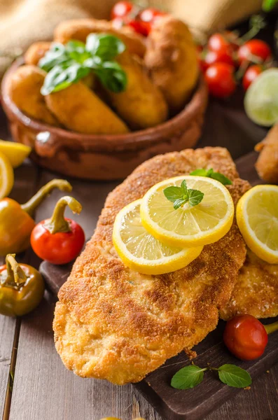 Chicken schnitzel with croquettes — Stock Photo, Image