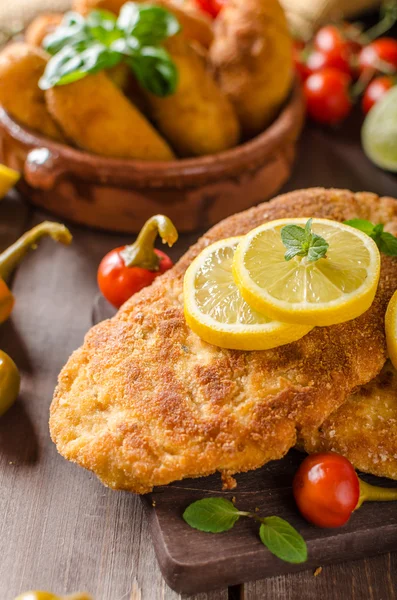 Chicken schnitzel with croquettes — Stock Photo, Image