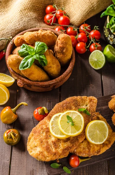 Kip schnitzel met kroketten — Stockfoto