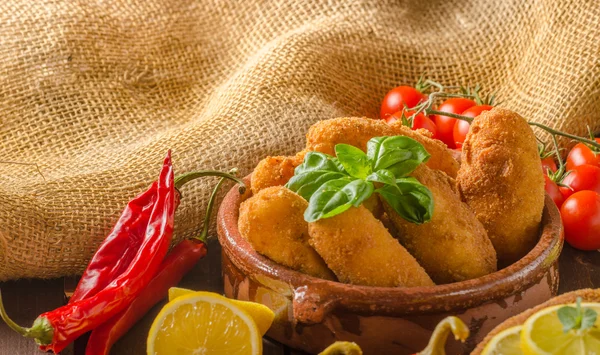 Kyckling schnitzel med kroketter — Stockfoto