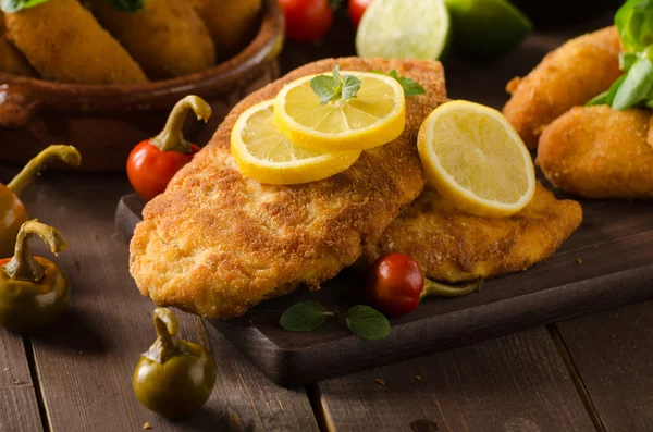 Hähnchenschnitzel mit Kroketten — Stockfoto