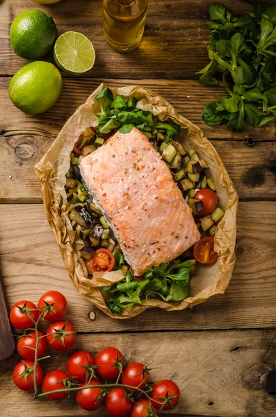 Lachs in Papillote gebacken — Stockfoto