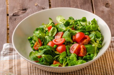 Kuzu marul salata domates ile