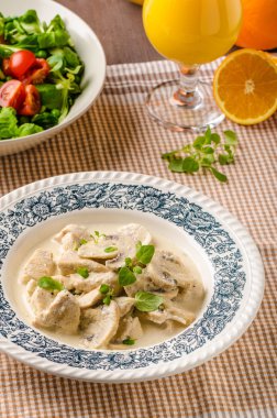 Tavuk mantar ve krema sos ile