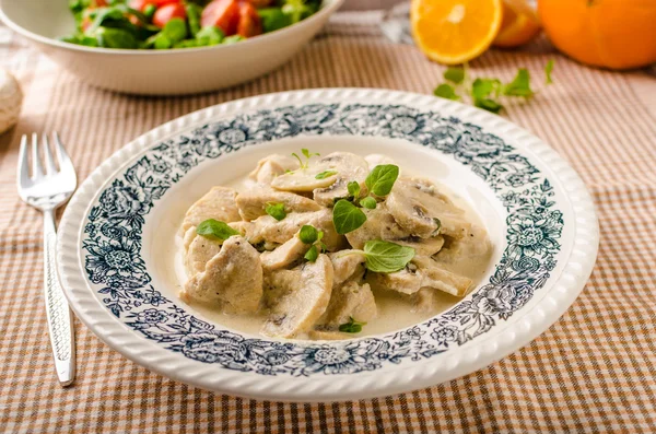 Chicken with mushrooms and cream sauce — Stock Photo, Image
