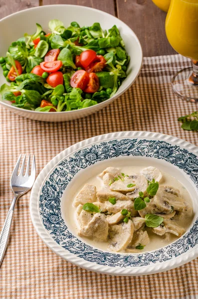 Poulet aux champignons et sauce à la crème — Photo