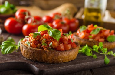 Közlenmiş domates ve sarımsak ile İtalyan bruschetta
