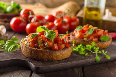 Közlenmiş domates ve sarımsak ile İtalyan bruschetta