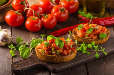 Közlenmiş domates ve sarımsak ile İtalyan bruschetta