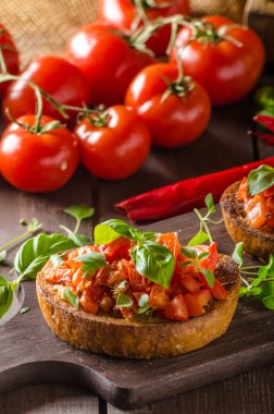 Közlenmiş domates ve sarımsak ile İtalyan bruschetta