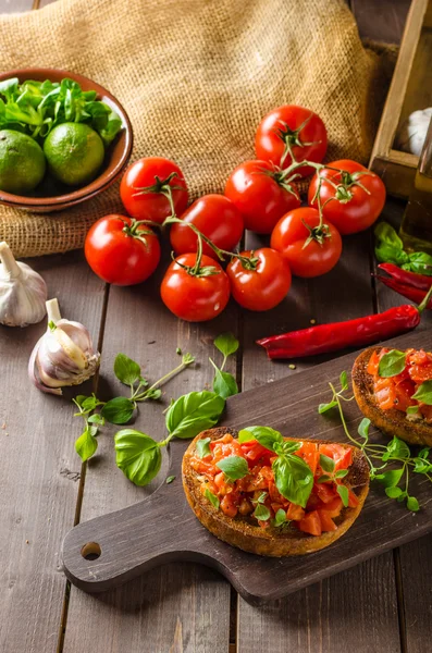 Итальянская брускетта с жареными помидорами и чесноком — стоковое фото