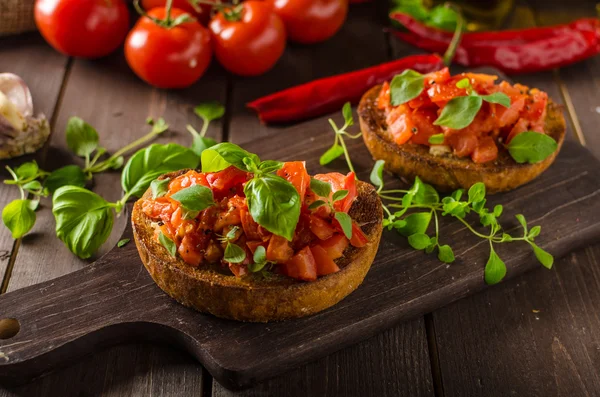 Italienische Bruschetta mit gerösteten Tomaten und Knoblauch — Stockfoto