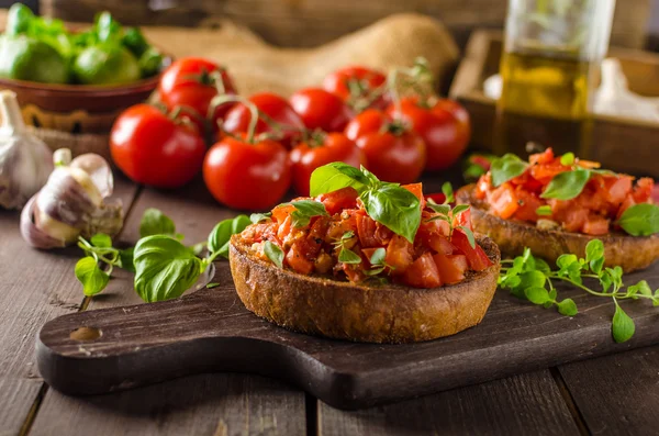 Italian bruschetta with roasted tomatoes and garlic — Stock Photo, Image