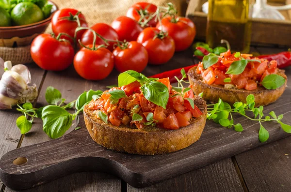 Bruschetta italiana con tomates asados y ajo — Foto de Stock