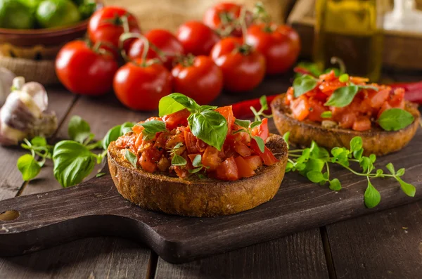 Bruschetta italiana con tomates asados y ajo — Foto de Stock