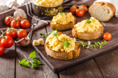 Omlet otlar ve kızarmış ekmek üzerinde sarımsak ile
