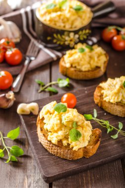 Omlet otlar ve kızarmış ekmek üzerinde sarımsak ile