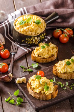 Omlet otlar ve kızarmış ekmek üzerinde sarımsak ile