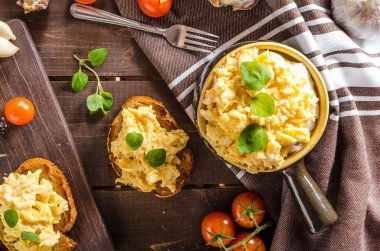 Omlet otlar ve kızarmış ekmek üzerinde sarımsak ile