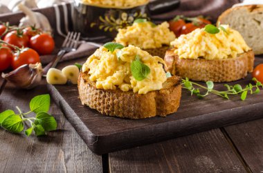 Omlet otlar ve kızarmış ekmek üzerinde sarımsak ile