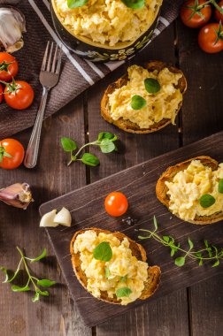 Omlet otlar ve kızarmış ekmek üzerinde sarımsak ile