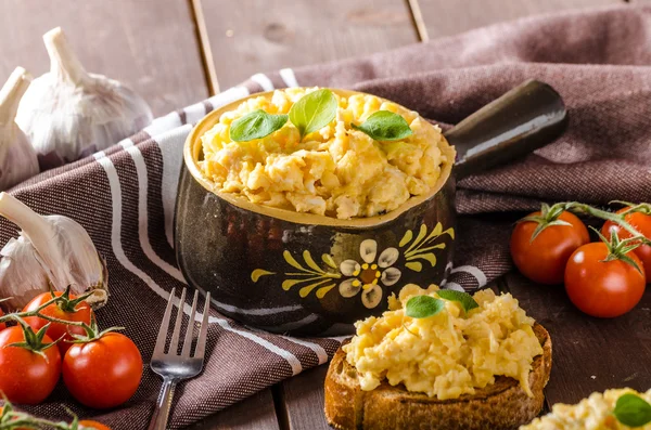 Scrambled eggs with herbs and garlic on toasted bread — Stock Photo, Image