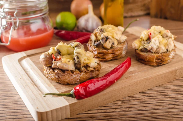 Tostadas de diablo con pollo —  Fotos de Stock