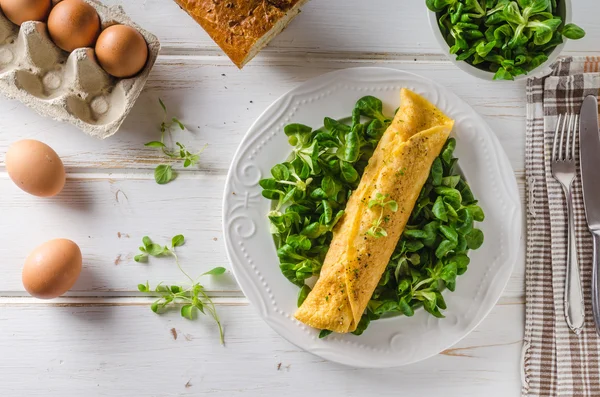 Echte Franse omelet met salade — Stockfoto