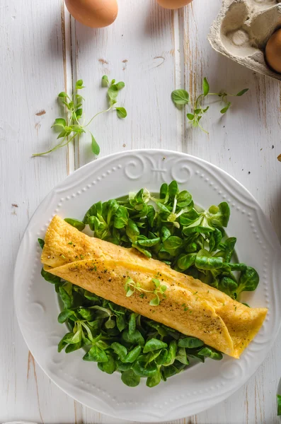 Tortilla francesa verdadera con ensalada —  Fotos de Stock