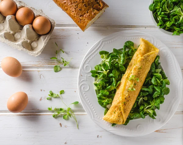 Echte Franse omelet met salade — Stockfoto