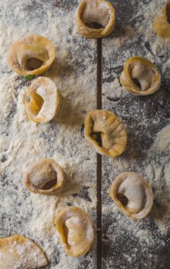 Ev yapımı tortellini hazırlanıyor