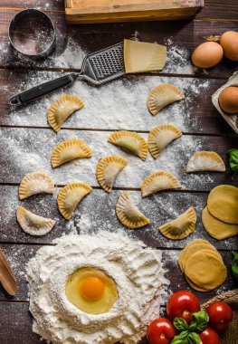 Ev yapımı tortellini hazırlanıyor