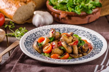 Biber sıcak mantar salatası